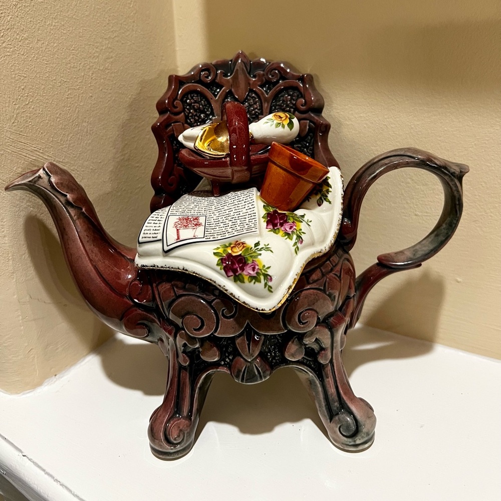 Vintage-Royal Albert Old Country Chair Garden Tea pot. Handcrafted. 1998, Cardew